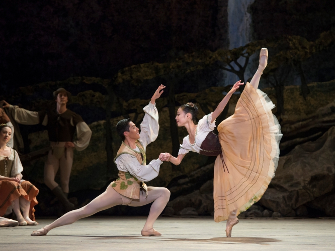 <p><em>Giselle: </em>Momoko Hirata and Tzu-Chao Chou in the 'Harvest <em>pas de deux</em>'</p>. Credit: Bill Cooper.