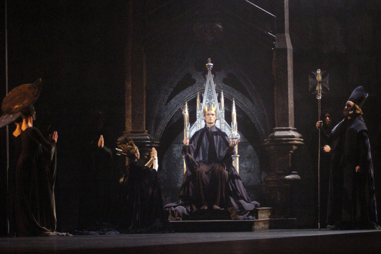 <p><em>Edward II: </em>Robert Tewsley as Edward with Artists of Birmingham Royal Ballet</p>. Credit: Roy Smiljanic.