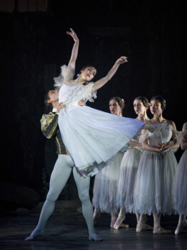 <p><em>Giselle: </em>Nao Sakuma as Giselle and Matthew Lawrence as Albrecht</p>. Credit: Bill Cooper.