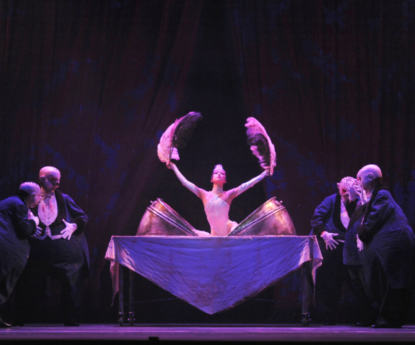 <p><em>Carmina burana: </em>Nao Sakuma as Roast Swan with Artists of Birmingham Royal Ballet</p>. Credit: Roy Smiljanic.