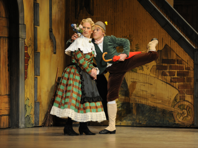 <p><em>La Fille mal gardée</em><em>:</em> Robert Gravenor as Alain and David Morse as Widow Simone</p>. Credit: Roy Smiljanic.